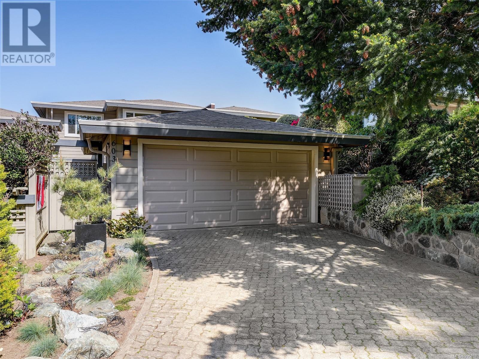 603 2829 Arbutus Rd, Saanich, British Columbia