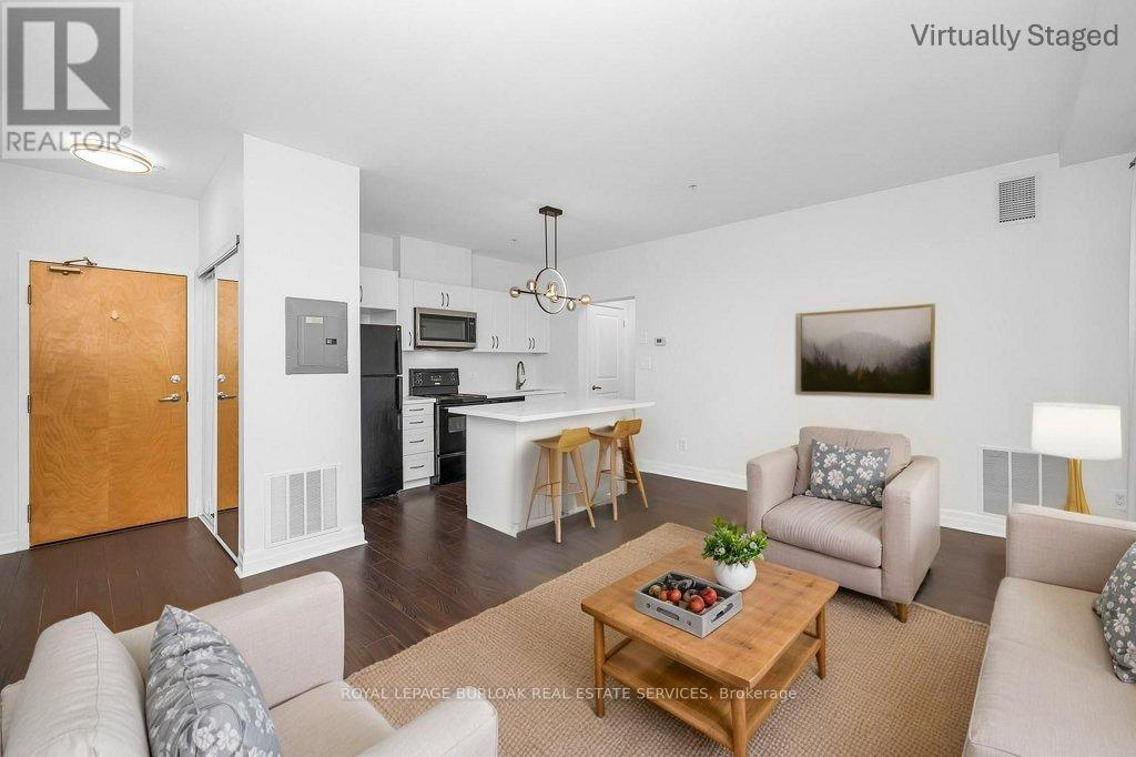 304 - 459 Kerr Street, Oakville, Ontario  L6K 3C2 - Photo 2 - W12125162
