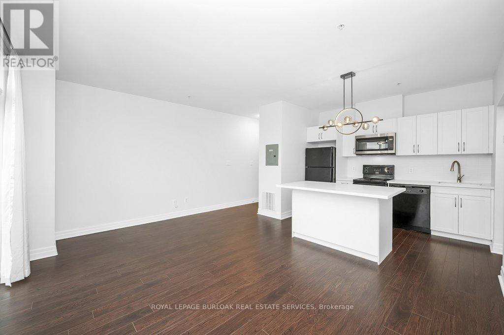 304 - 459 Kerr Street, Oakville, Ontario  L6K 3C2 - Photo 3 - W12125162