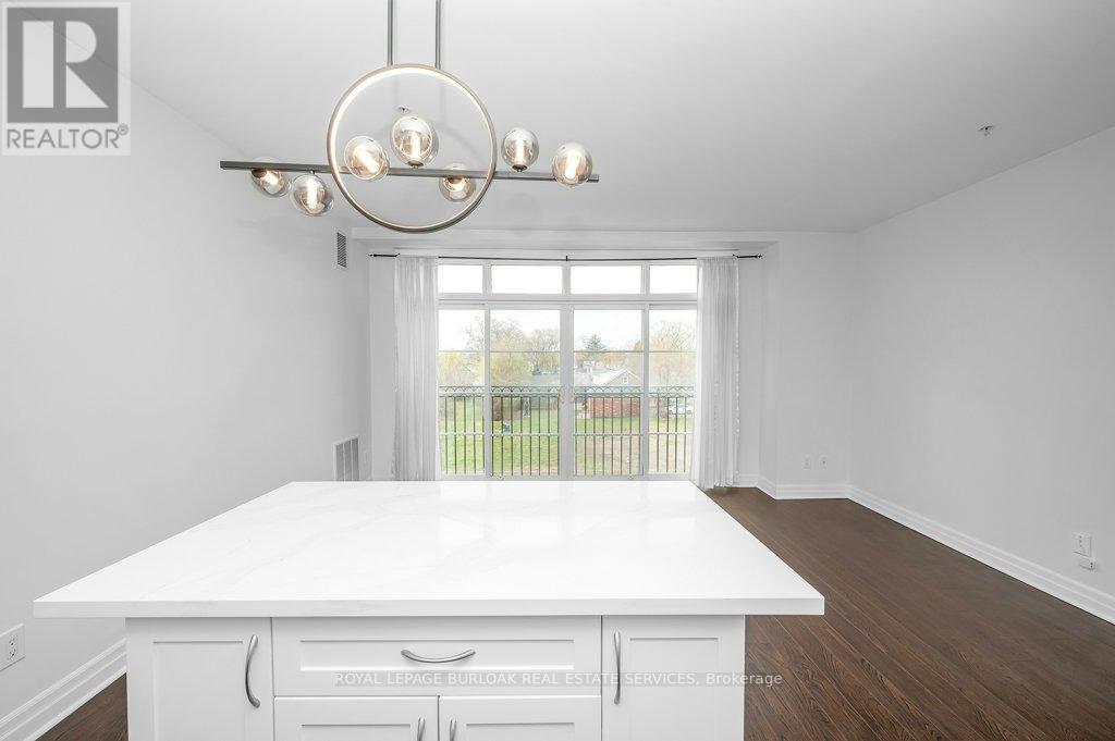 304 - 459 Kerr Street, Oakville, Ontario  L6K 3C2 - Photo 7 - W12125162