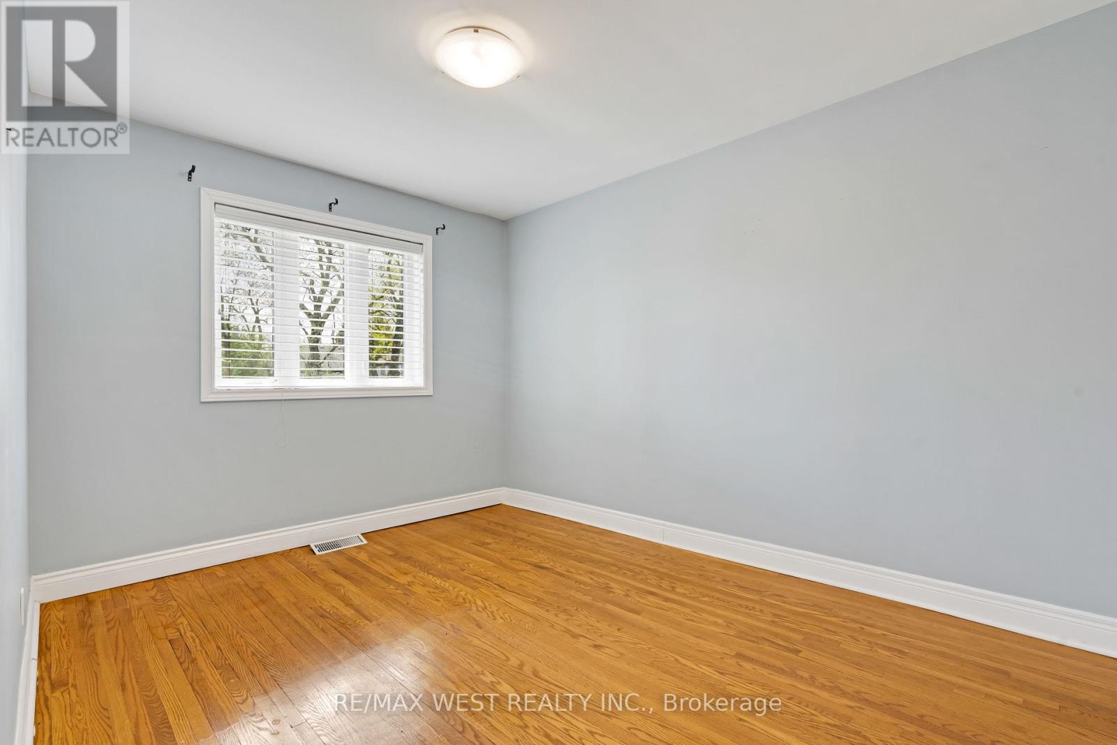 2 Cabot Court, Toronto, Ontario  M9A 2H4 - Photo 16 - W12125263