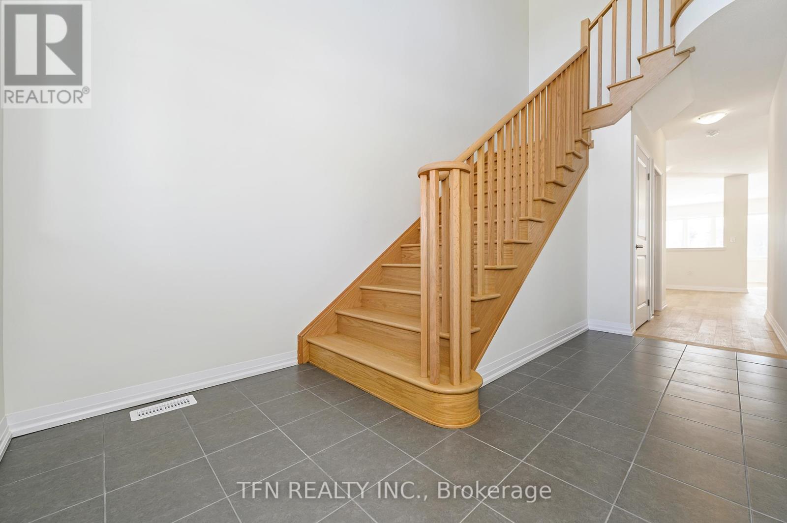 9 Stanley Avenue, Haldimand, Ontario  N3W 0J9 - Photo 9 - X12125119