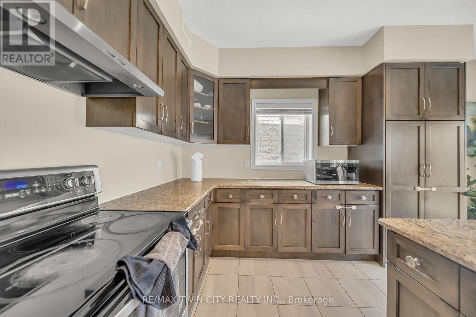 697 Sundew Drive, Waterloo, Ontario  N2V 0E4 - Photo 17 - X12125224