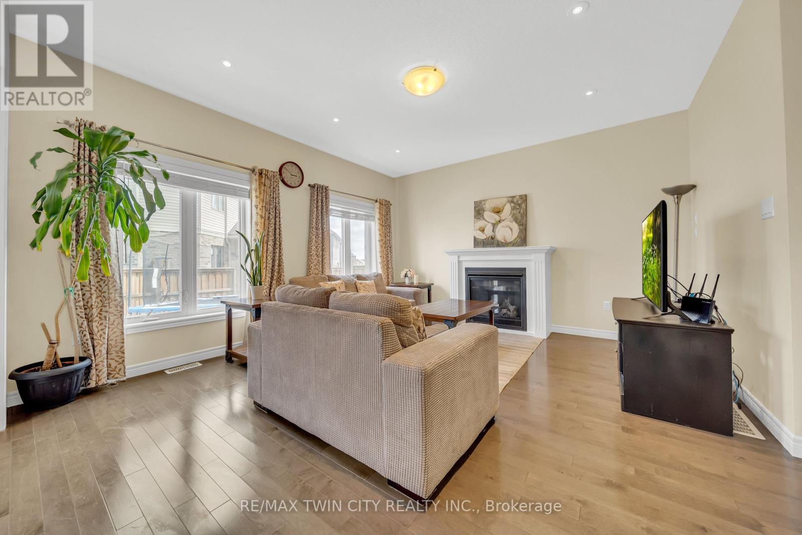 697 Sundew Drive, Waterloo, Ontario  N2V 0E4 - Photo 9 - X12125224