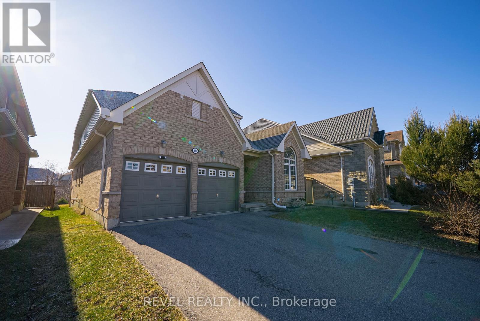 230 Thomas Avenue, Brantford, Ontario  N3S 0E1 - Photo 2 - X12125284