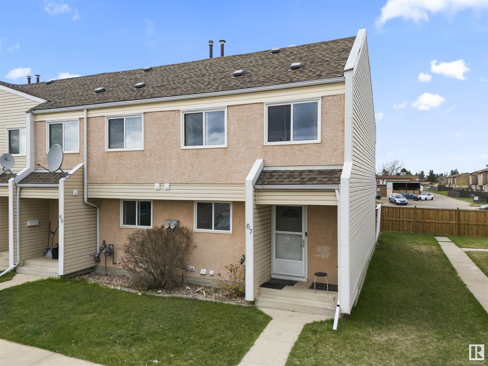 Property at 67 16567 100 ST NW image 2