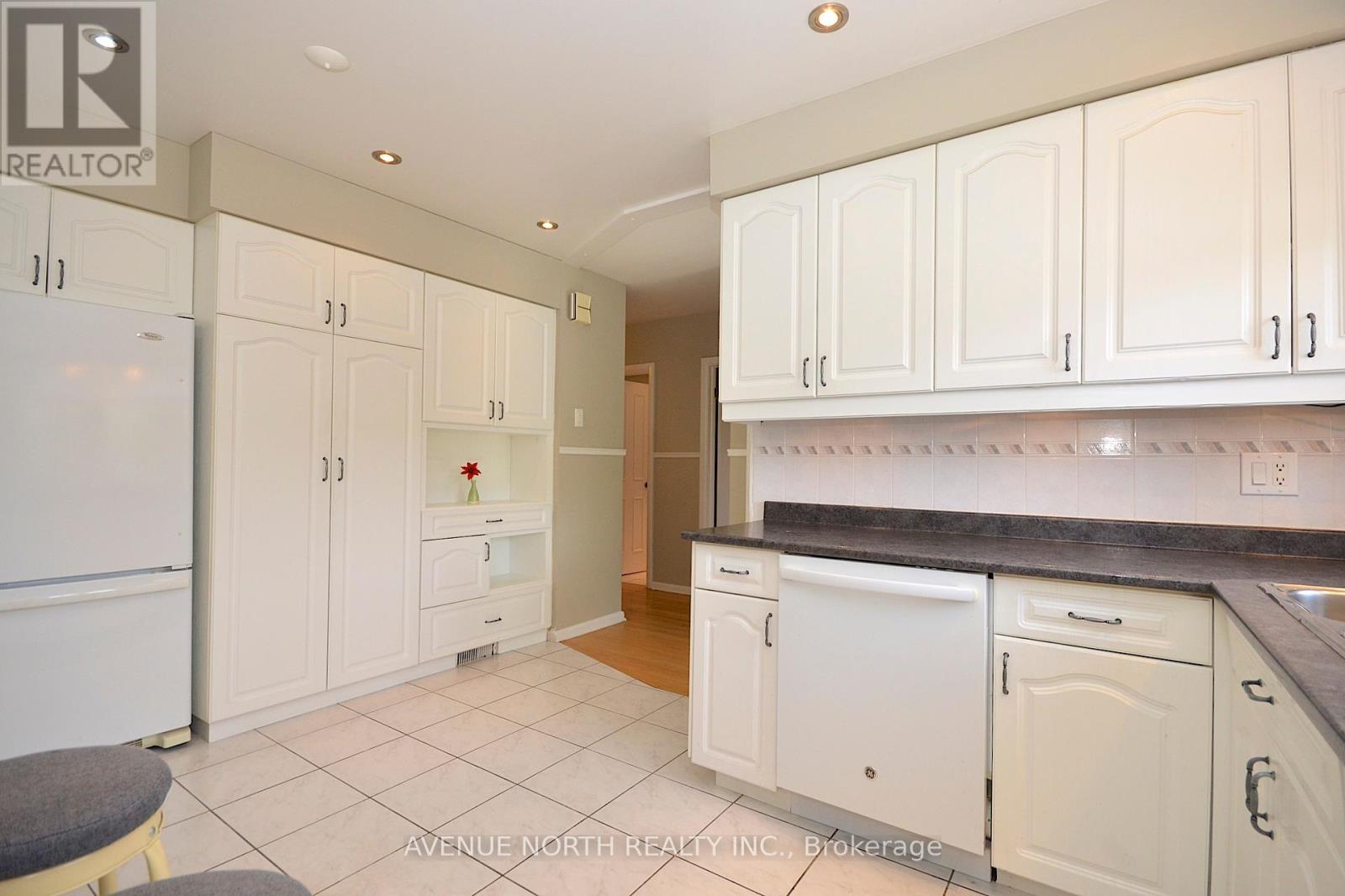 866 Claude Street, Ottawa, Ontario  K1K 2S6 - Photo 11 - X12125387