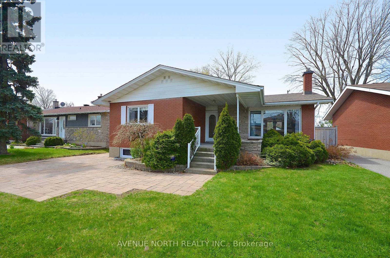 866 Claude Street, Ottawa, Ontario  K1K 2S6 - Photo 3 - X12125387
