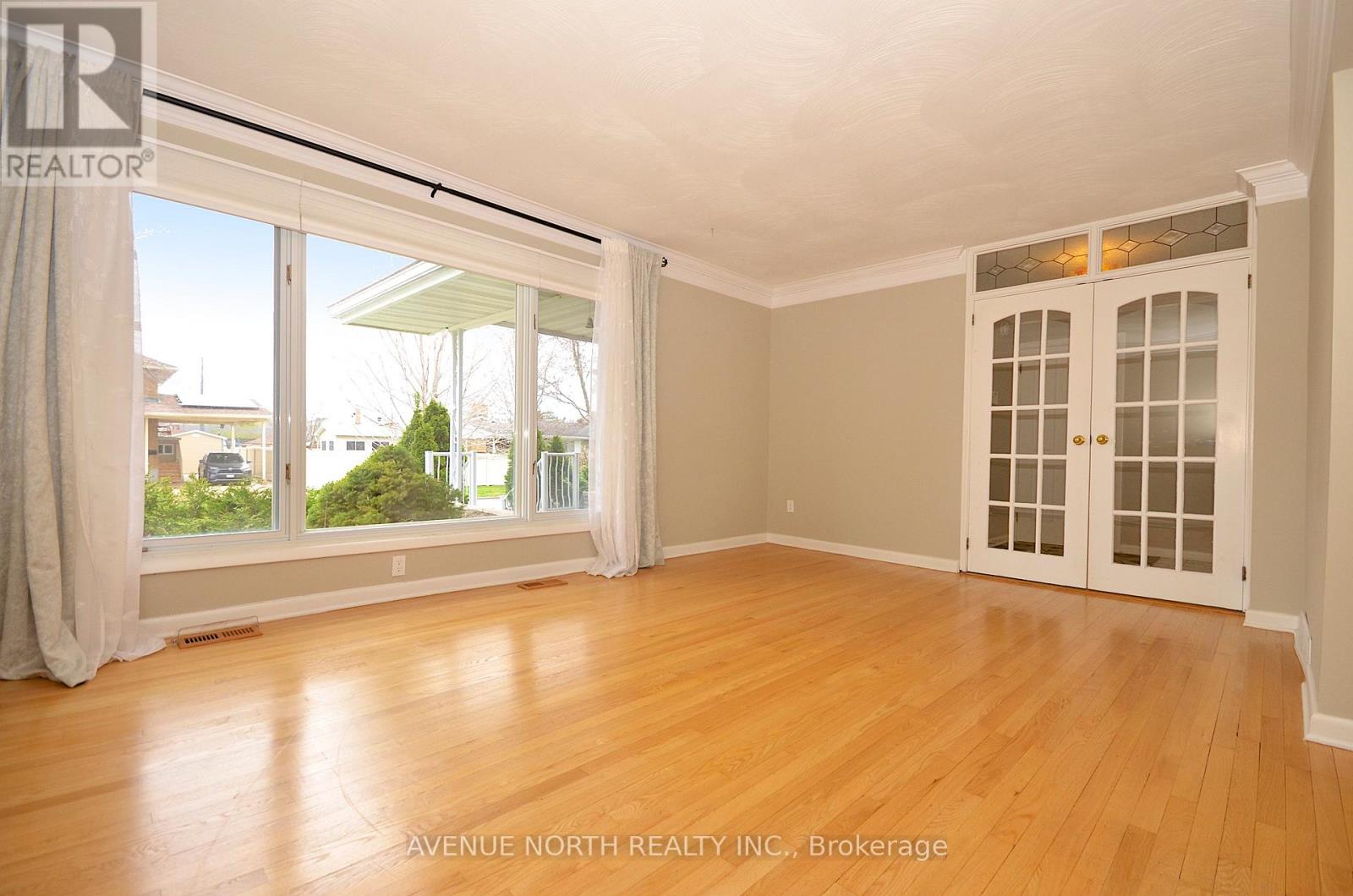 866 Claude Street, Ottawa, Ontario  K1K 2S6 - Photo 4 - X12125387