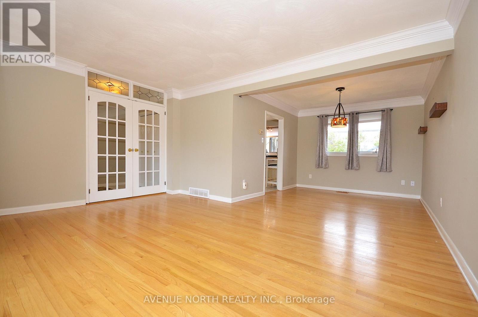 866 Claude Street, Ottawa, Ontario  K1K 2S6 - Photo 5 - X12125387