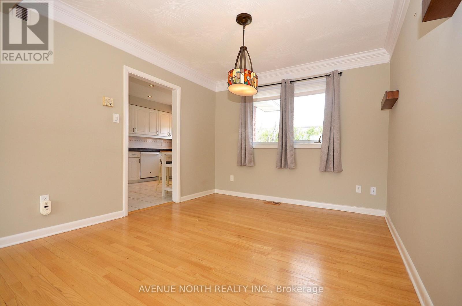 866 Claude Street, Ottawa, Ontario  K1K 2S6 - Photo 6 - X12125387