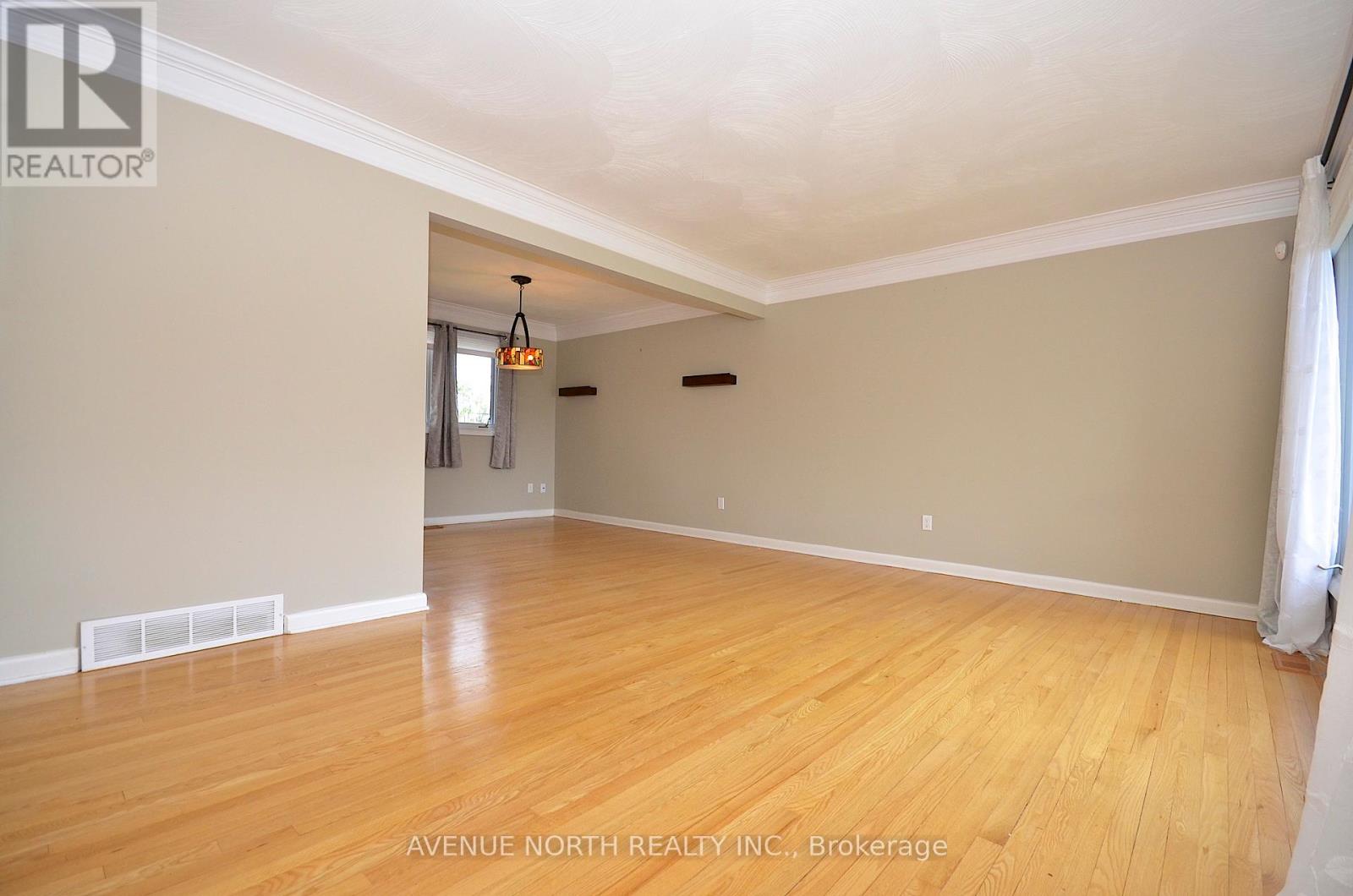 866 Claude Street, Ottawa, Ontario  K1K 2S6 - Photo 8 - X12125387