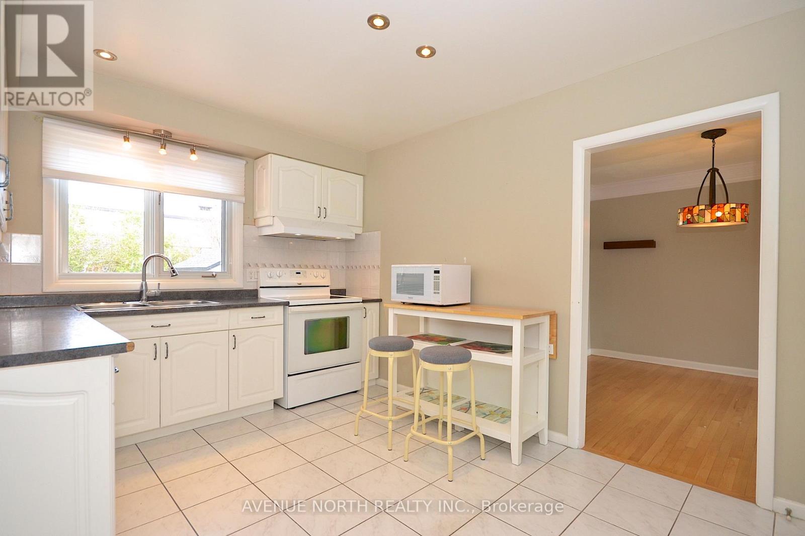 866 Claude Street, Ottawa, Ontario  K1K 2S6 - Photo 9 - X12125387