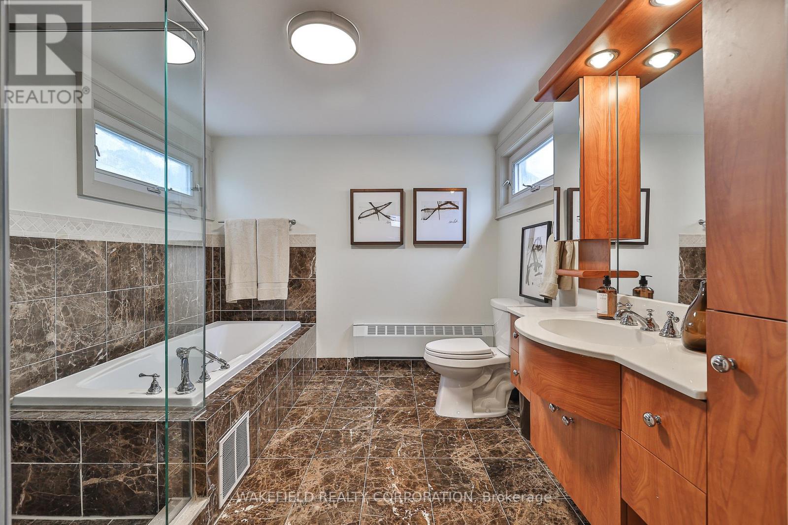 31 Hillcrest Drive, Toronto, Ontario  M6G 2E2 - Photo 43 - C12125349