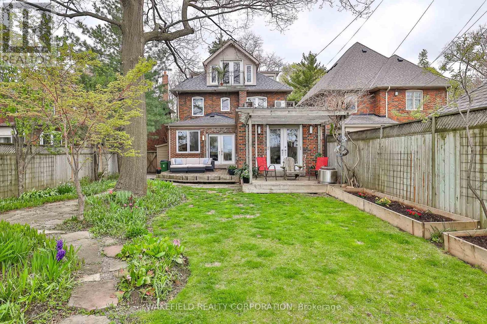31 Hillcrest Drive, Toronto, Ontario  M6G 2E2 - Photo 50 - C12125349