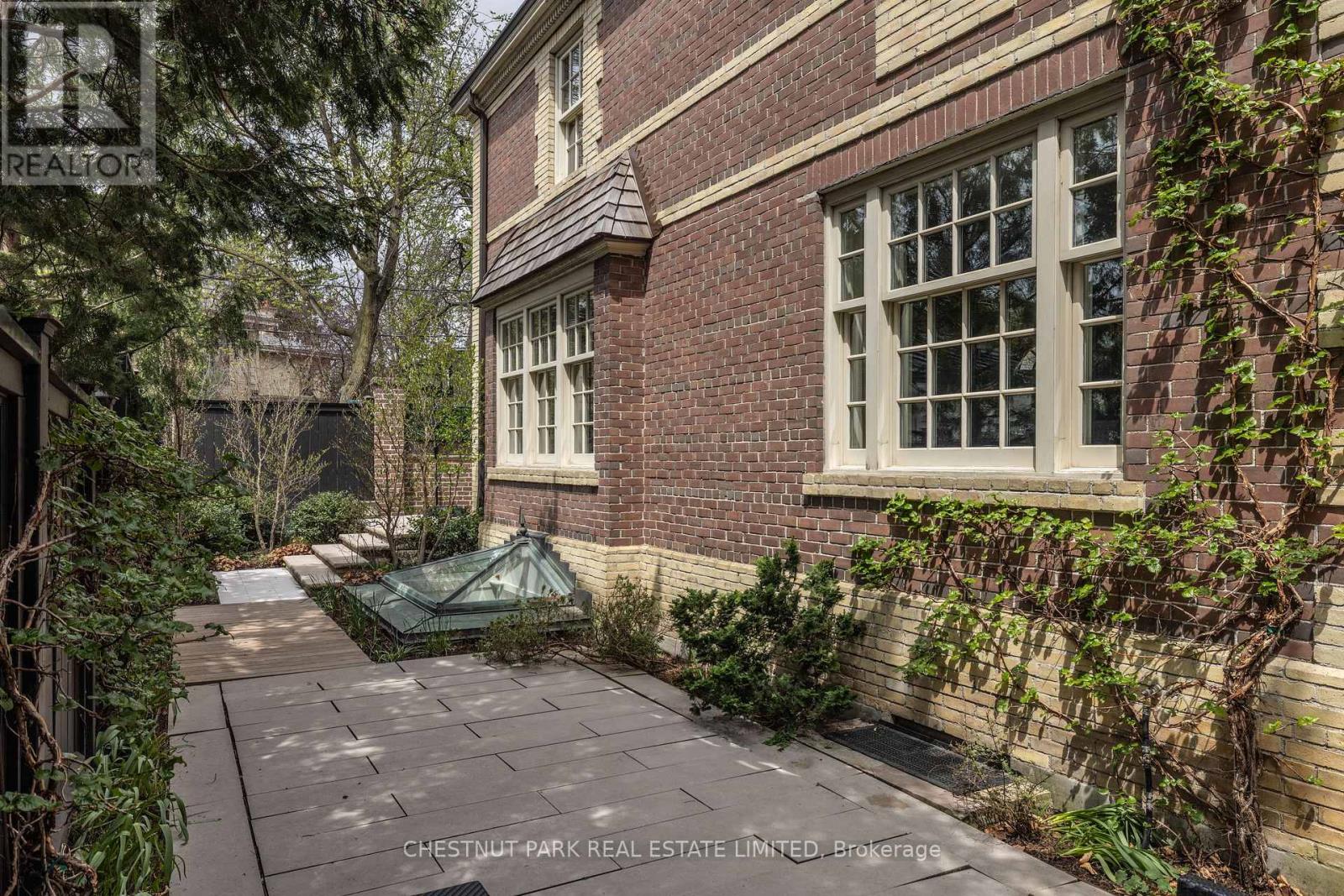 45 South Drive, Toronto, Ontario  M4W 1R3 - Photo 38 - C12125446