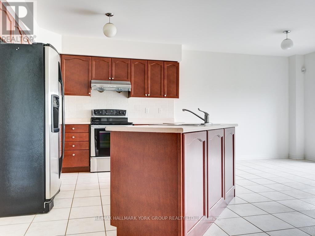 92 Memorial Gardens Way, Newmarket, Ontario  L3X 3A7 - Photo 5 - N12125370