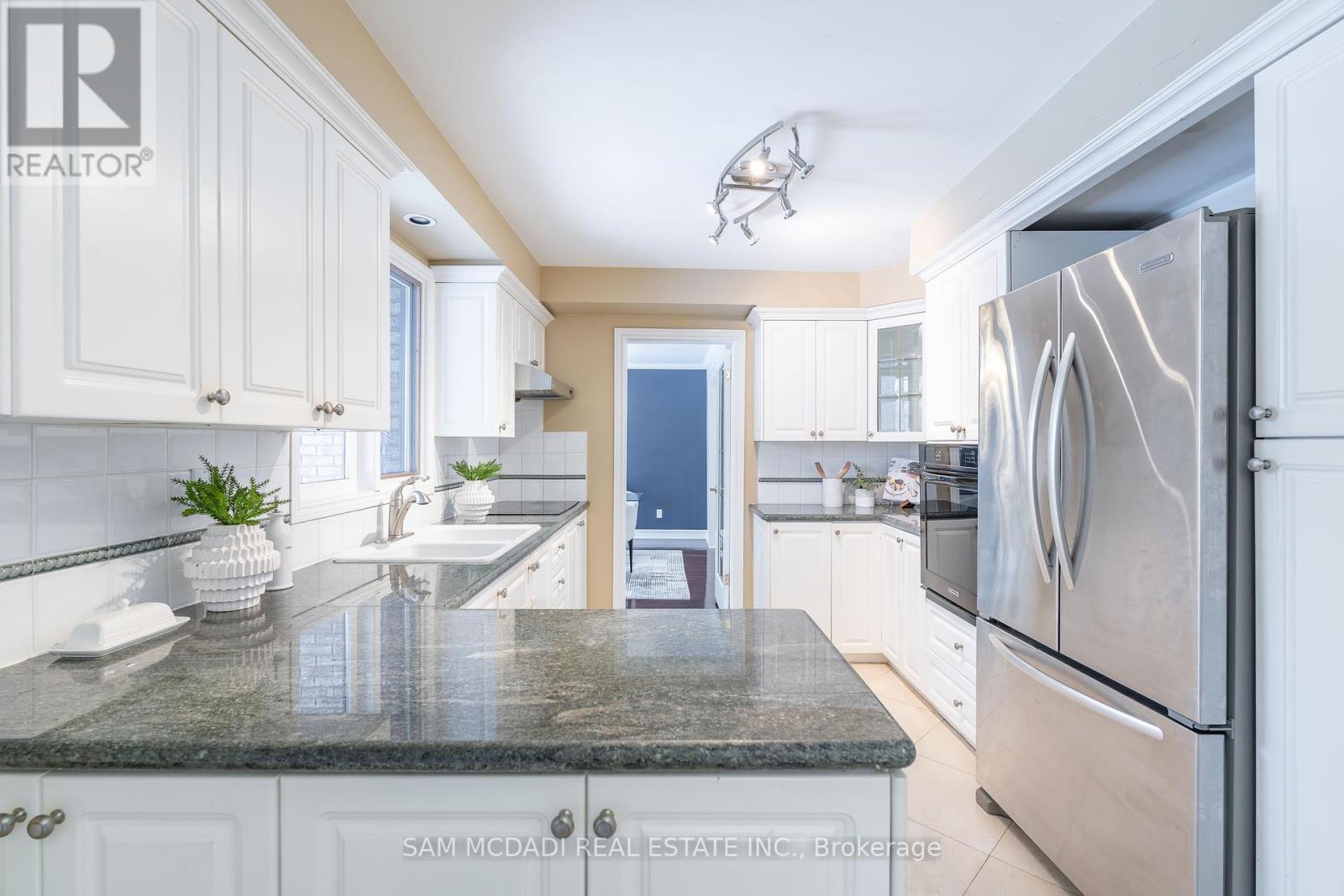 1836 Friar Tuck Court, Mississauga, Ontario  L5K 2L4 - Photo 10 - W12125372