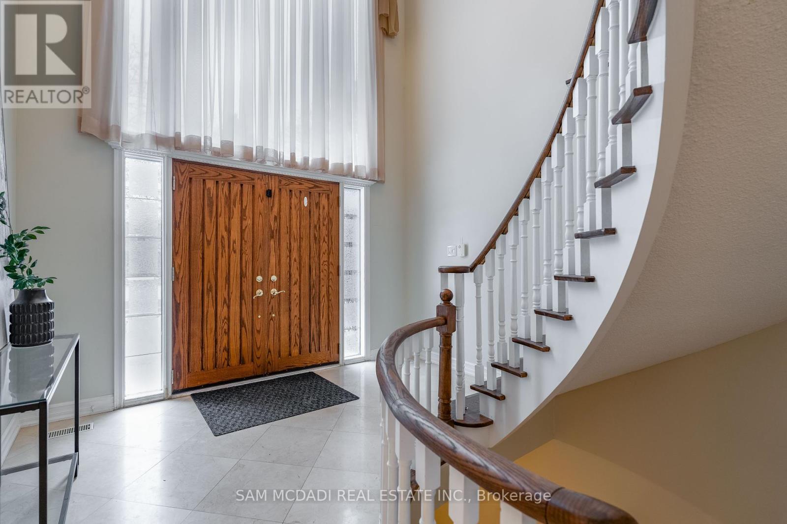 1836 Friar Tuck Court, Mississauga, Ontario  L5K 2L4 - Photo 3 - W12125372