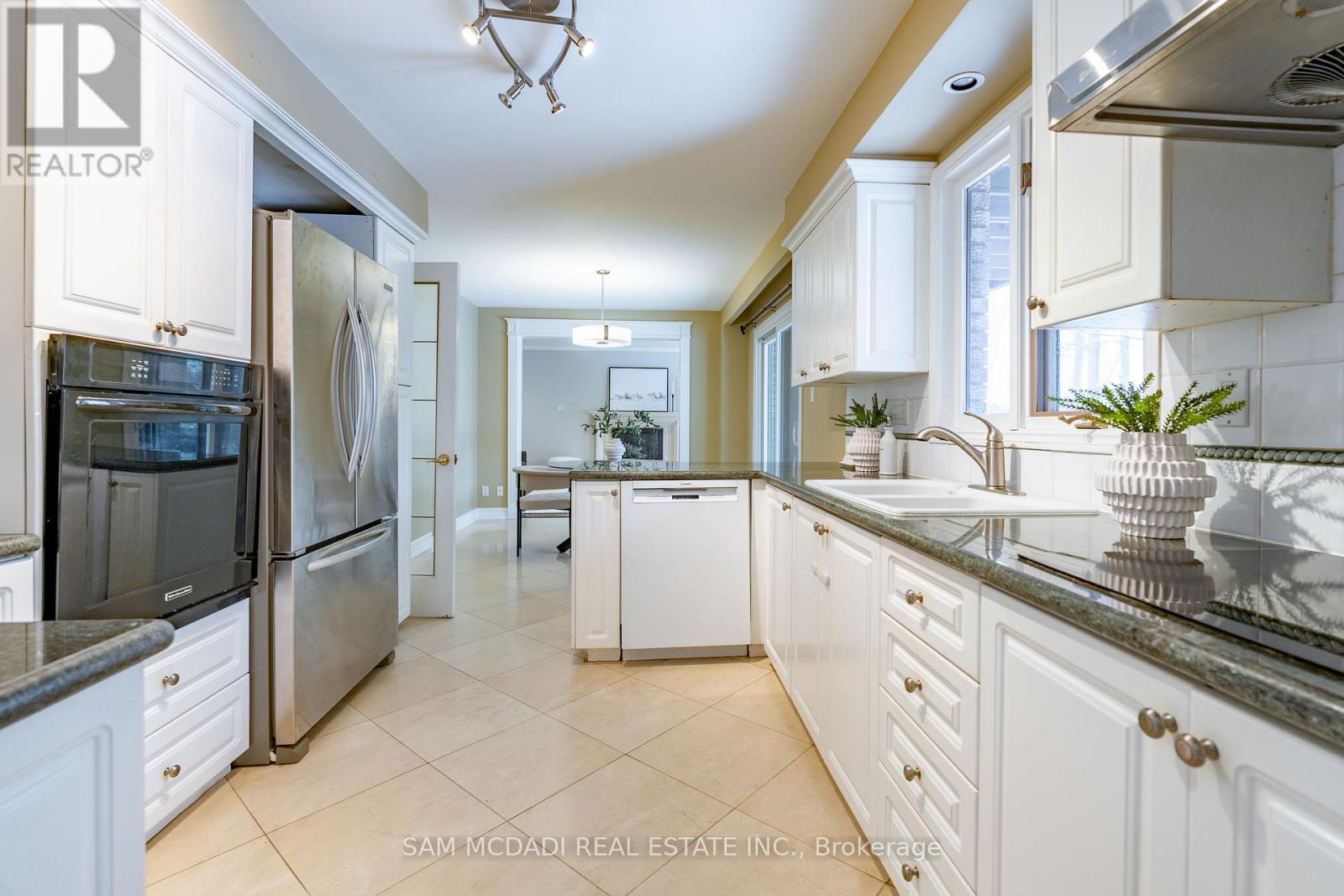 1836 Friar Tuck Court, Mississauga, Ontario  L5K 2L4 - Photo 9 - W12125372