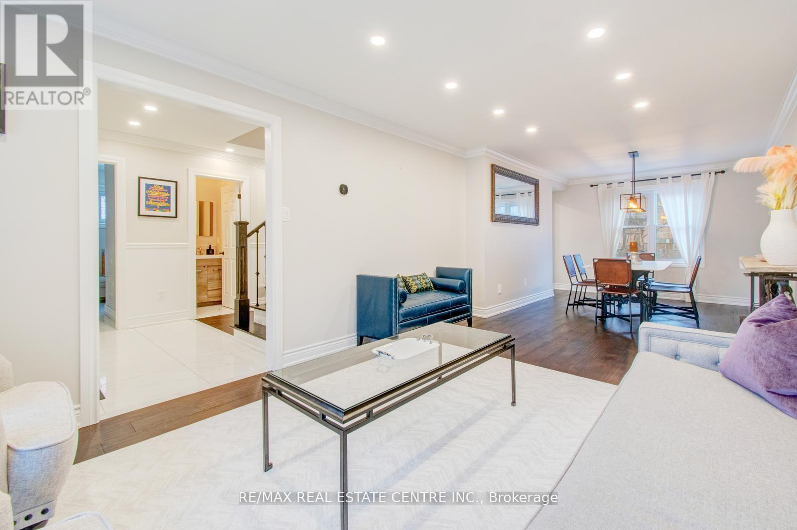 21 Hawkway Court, Brampton (Fletcher's West), Ontario  L6Y 4K7 - Photo 5 - W12125405