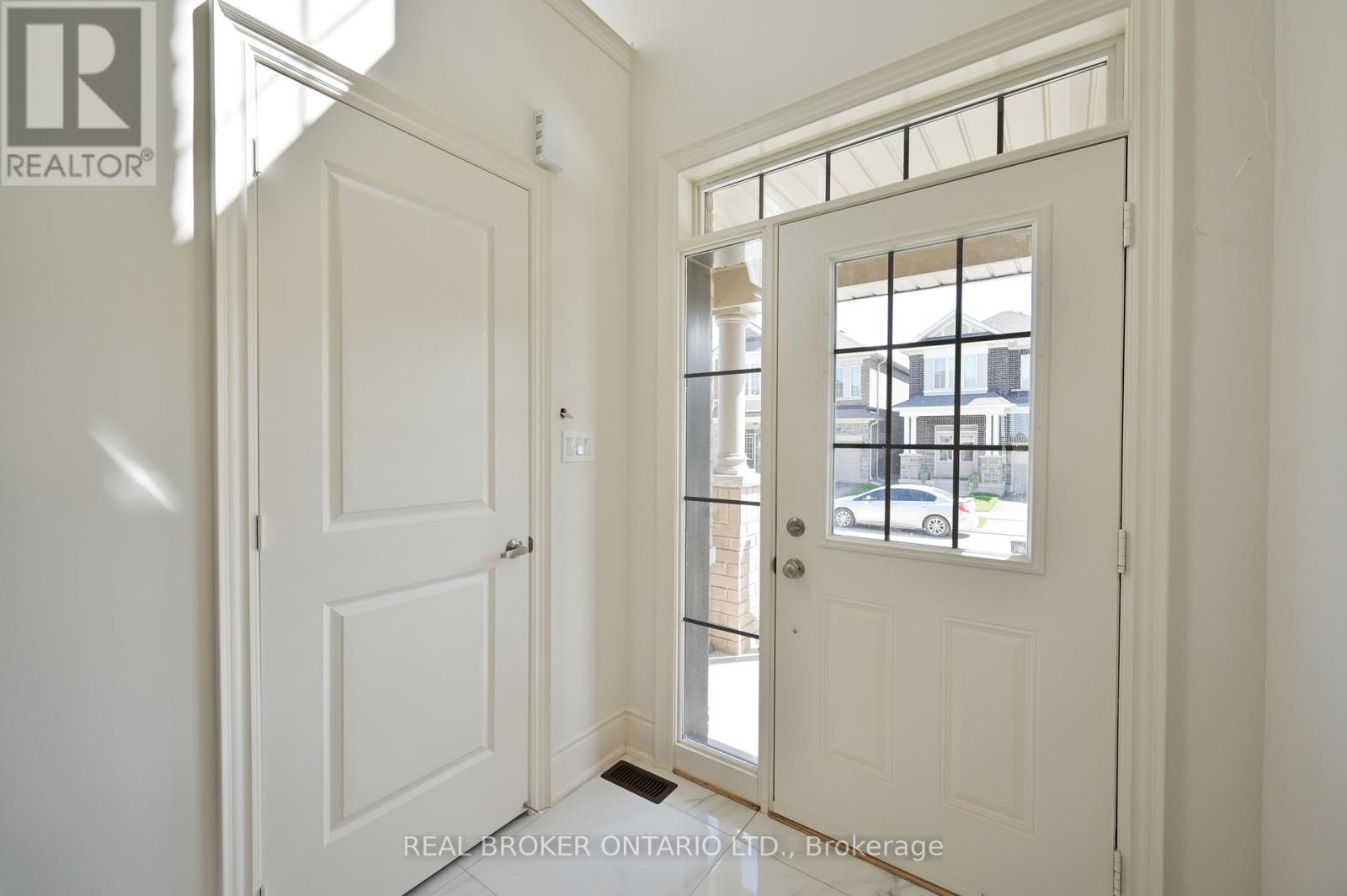 1555 Severn Drive, Milton, Ontario  L9E 1X9 - Photo 6 - W12125433