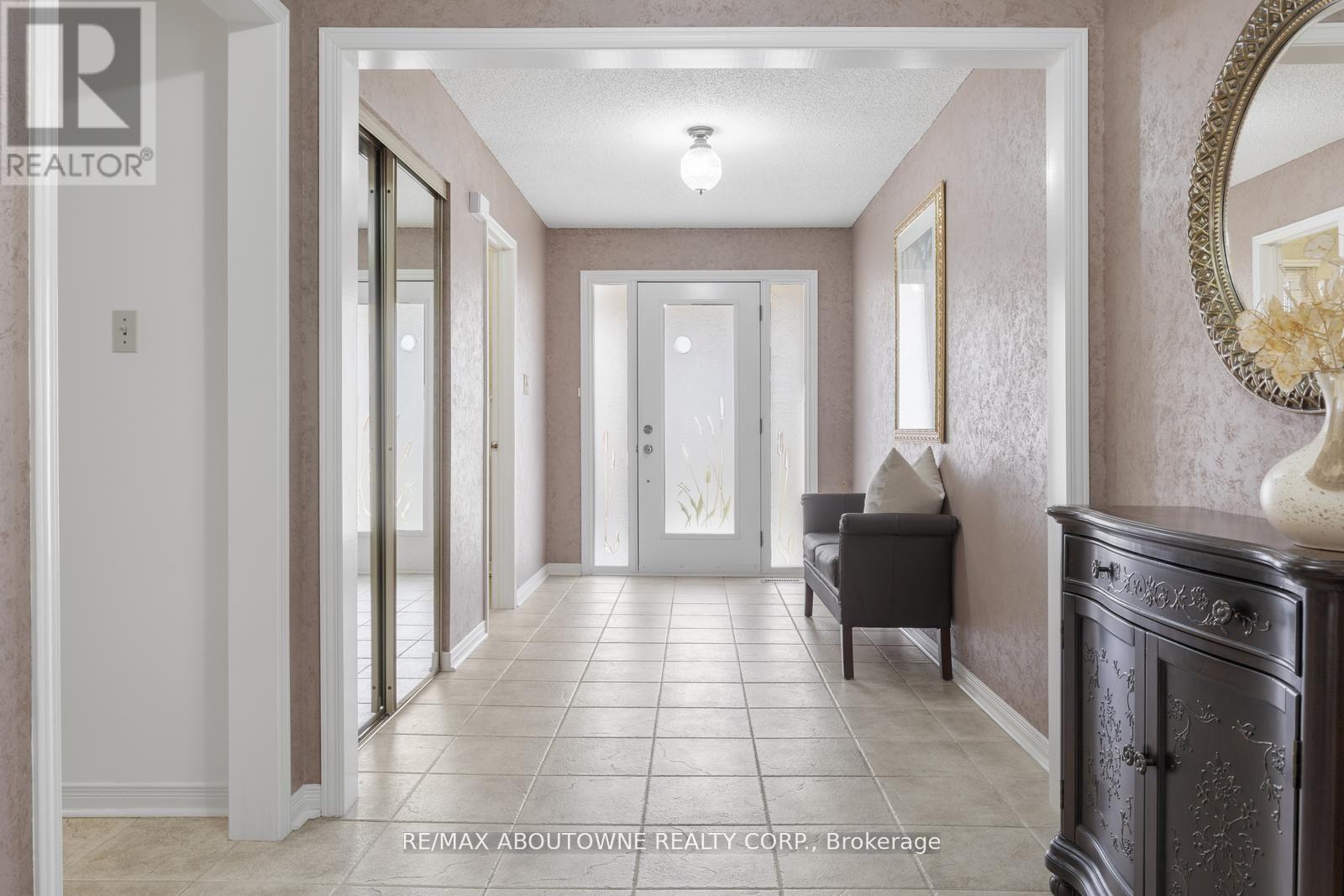 4043 Trapper Crescent, Mississauga (Erin Mills), Ontario  L5L 3A7 - Photo 3 - W12125439