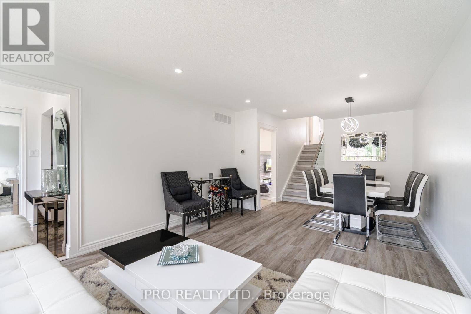 1625 Wavell Crescent, Mississauga (Applewood), Ontario  L4X 1X2 - Photo 13 - W12125533