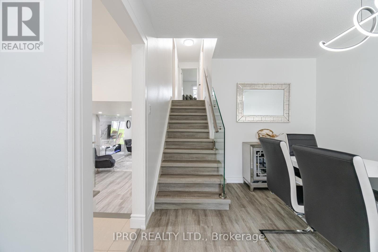 1625 Wavell Crescent, Mississauga (Applewood), Ontario  L4X 1X2 - Photo 14 - W12125533