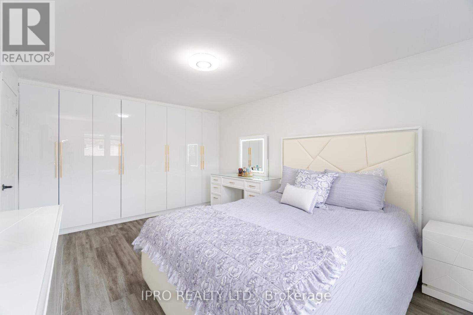 1625 Wavell Crescent, Mississauga (Applewood), Ontario  L4X 1X2 - Photo 17 - W12125533