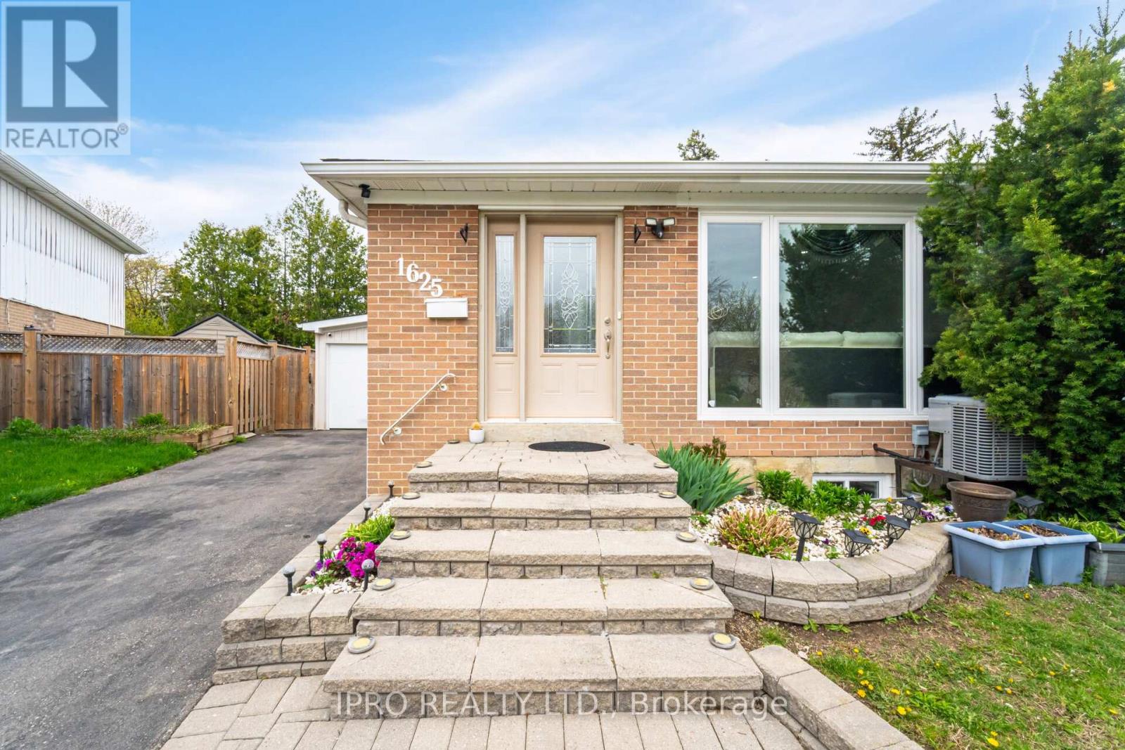 1625 Wavell Crescent, Mississauga (Applewood), Ontario  L4X 1X2 - Photo 2 - W12125533