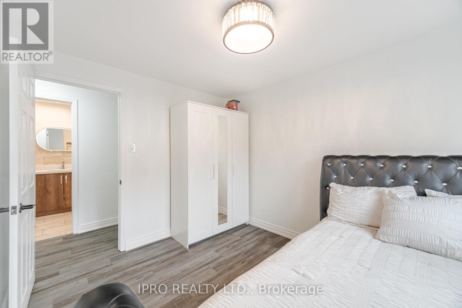 1625 Wavell Crescent, Mississauga (Applewood), Ontario  L4X 1X2 - Photo 21 - W12125533