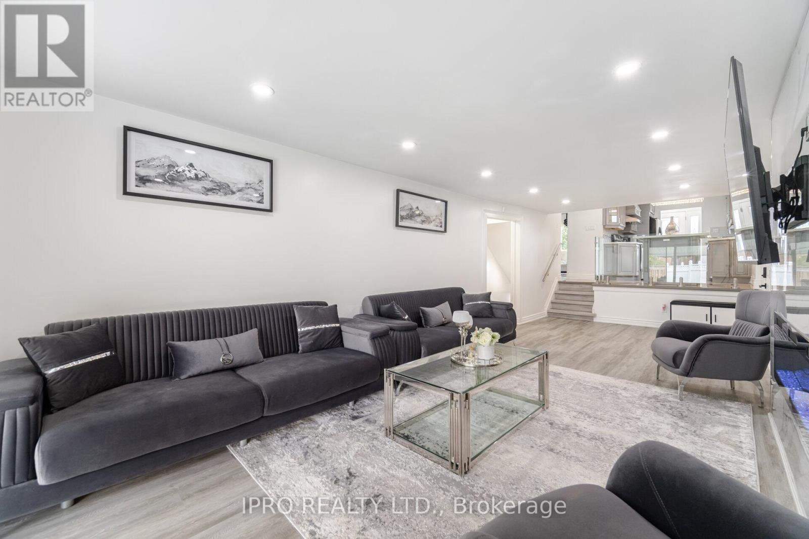 1625 Wavell Crescent, Mississauga (Applewood), Ontario  L4X 1X2 - Photo 25 - W12125533