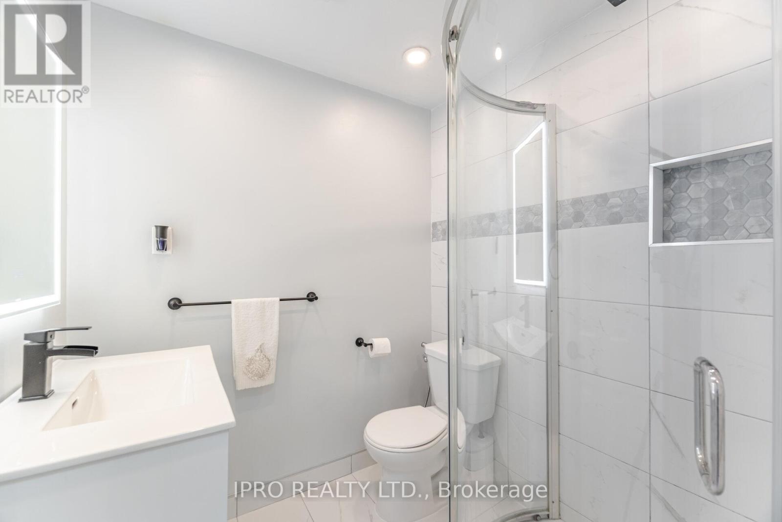1625 Wavell Crescent, Mississauga (Applewood), Ontario  L4X 1X2 - Photo 27 - W12125533