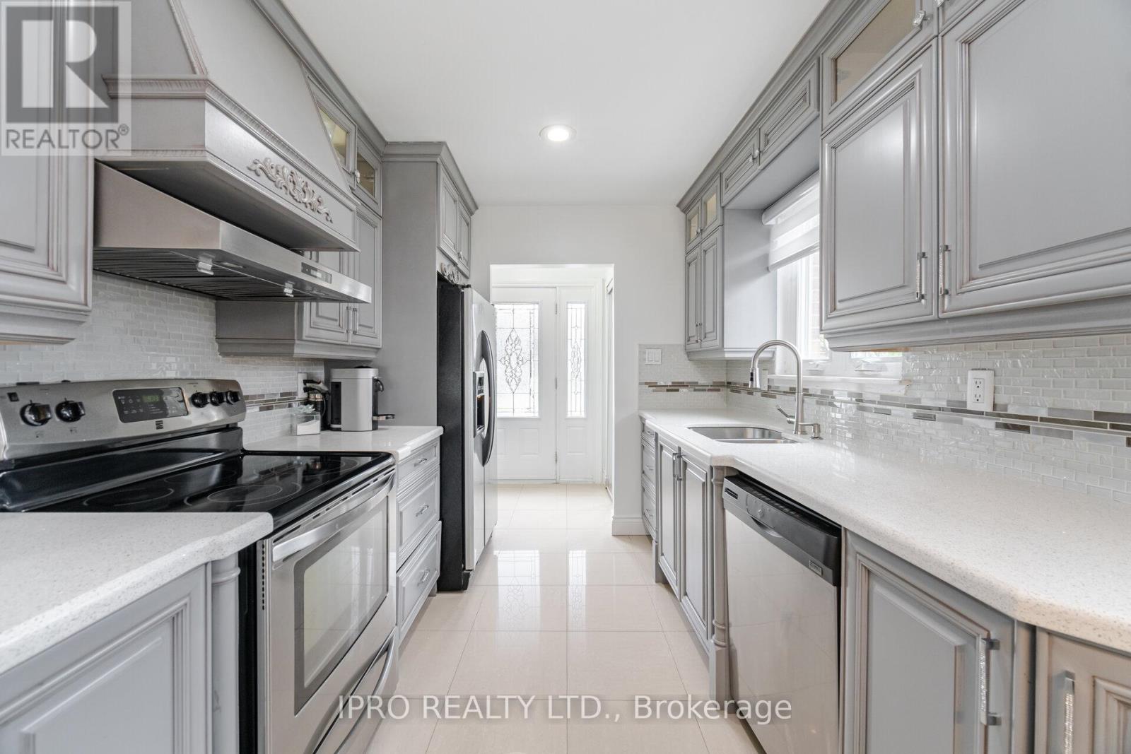 1625 Wavell Crescent, Mississauga (Applewood), Ontario  L4X 1X2 - Photo 5 - W12125533