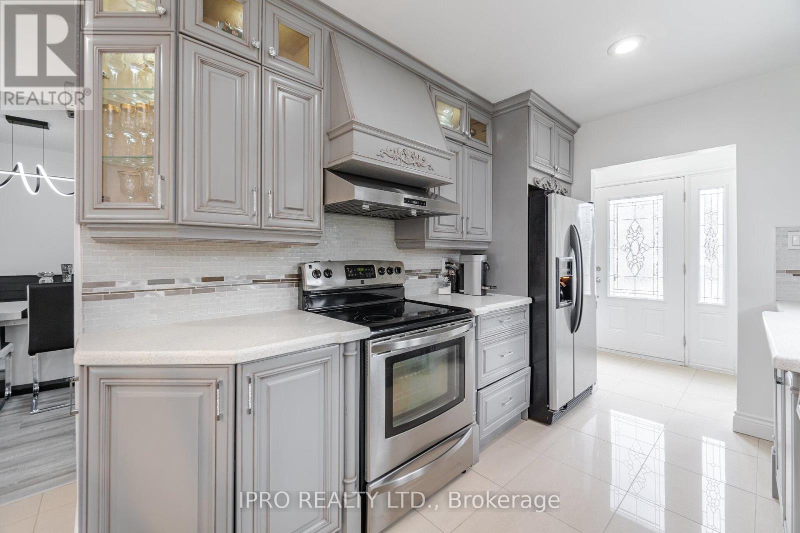 1625 Wavell Crescent, Mississauga (Applewood), Ontario  L4X 1X2 - Photo 6 - W12125533