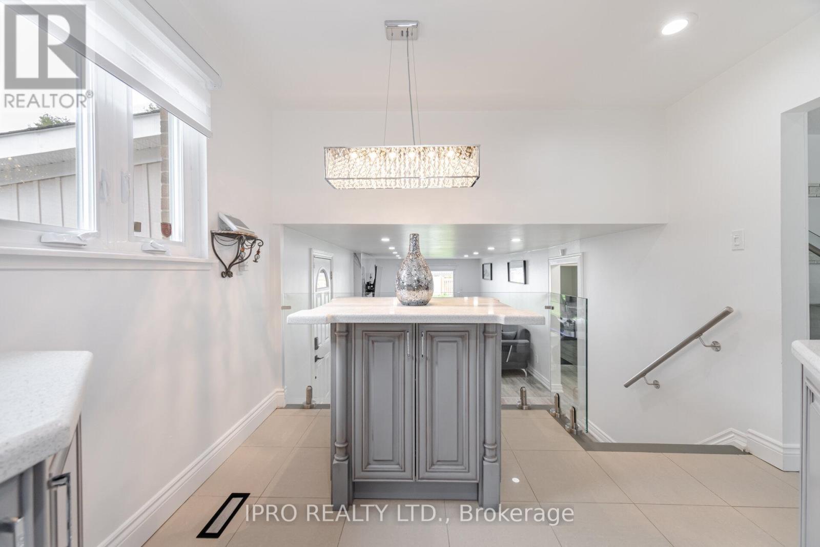1625 Wavell Crescent, Mississauga (Applewood), Ontario  L4X 1X2 - Photo 7 - W12125533