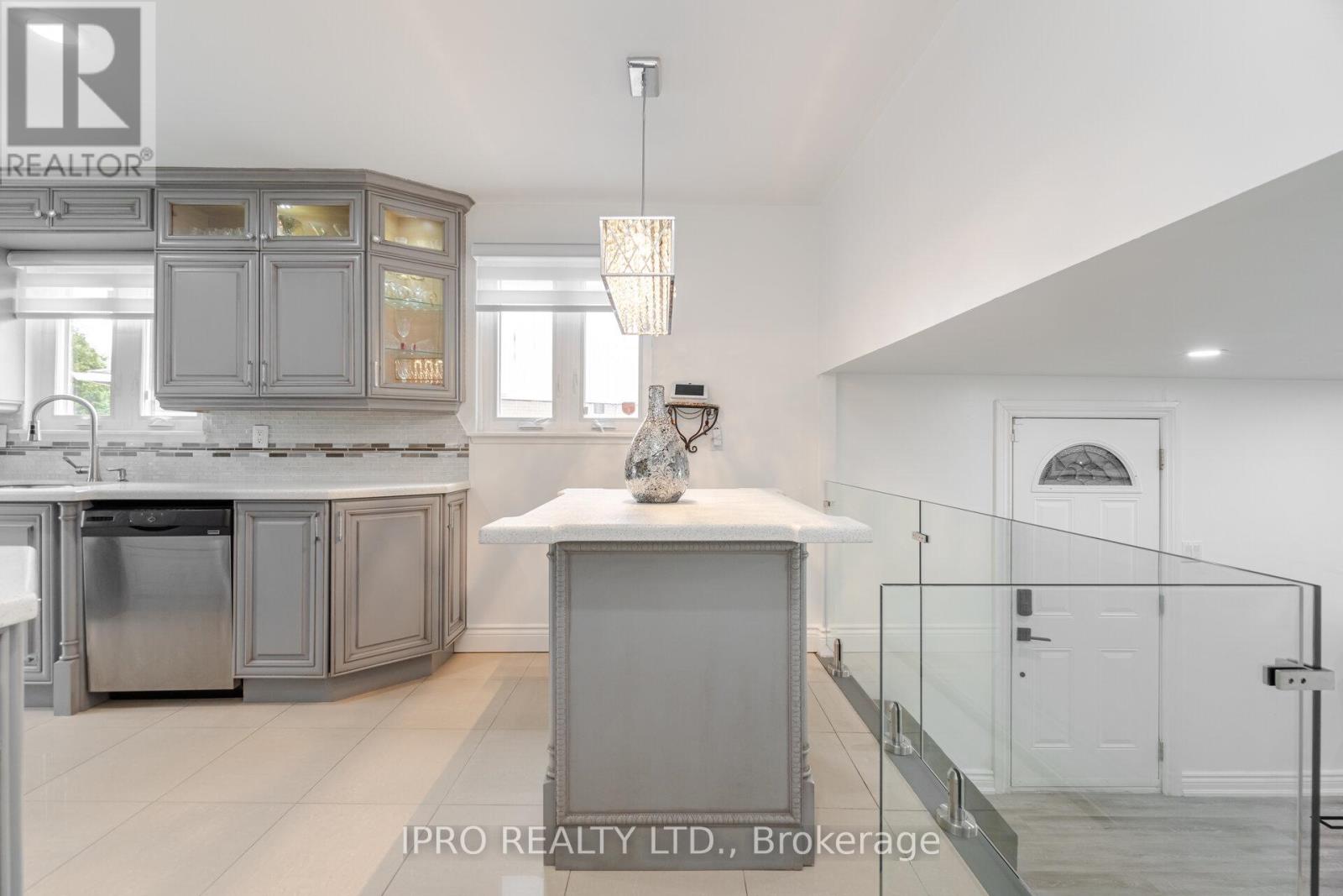 1625 Wavell Crescent, Mississauga (Applewood), Ontario  L4X 1X2 - Photo 8 - W12125533
