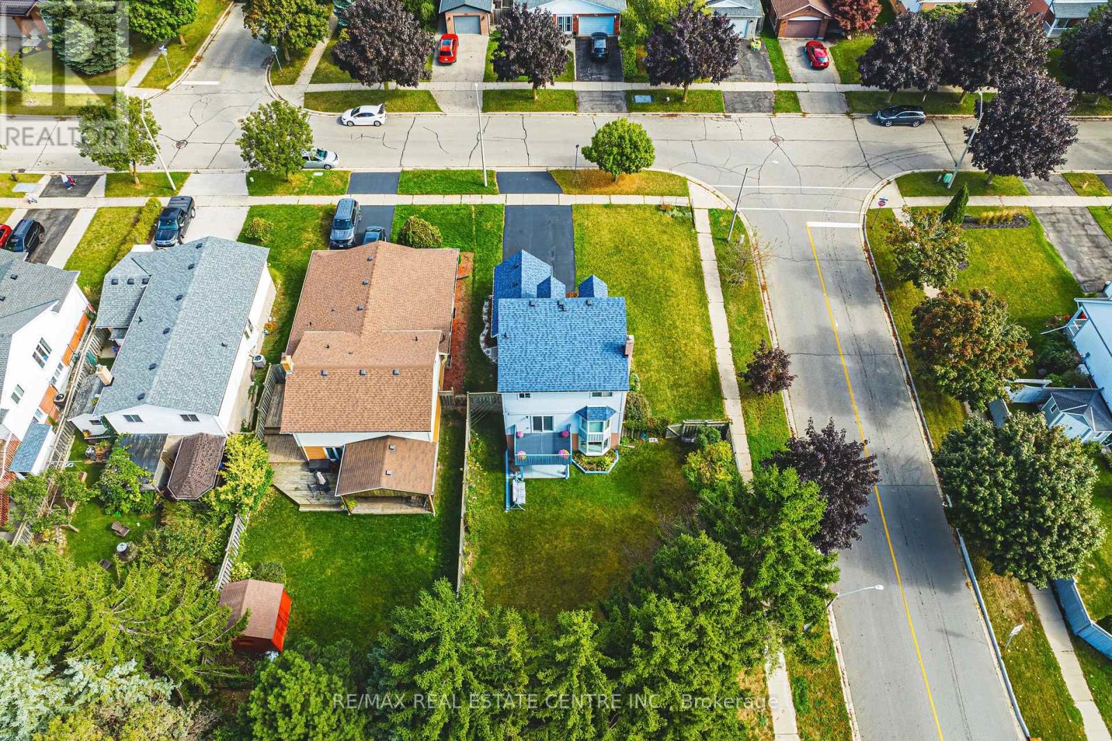 27 Westchester Drive, Kitchener, Ontario  N2B 3M7 - Photo 3 - X12125298