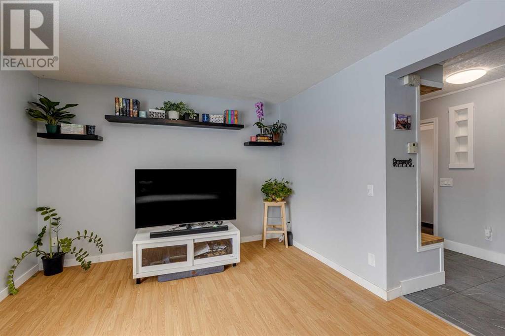 Property at 2035 40 Street SE image 4
