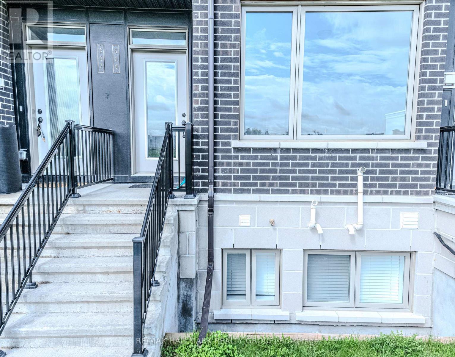 509 Ozawa Private, Ottawa, Ontario  K1K 4Z8 - Photo 3 - X12069846
