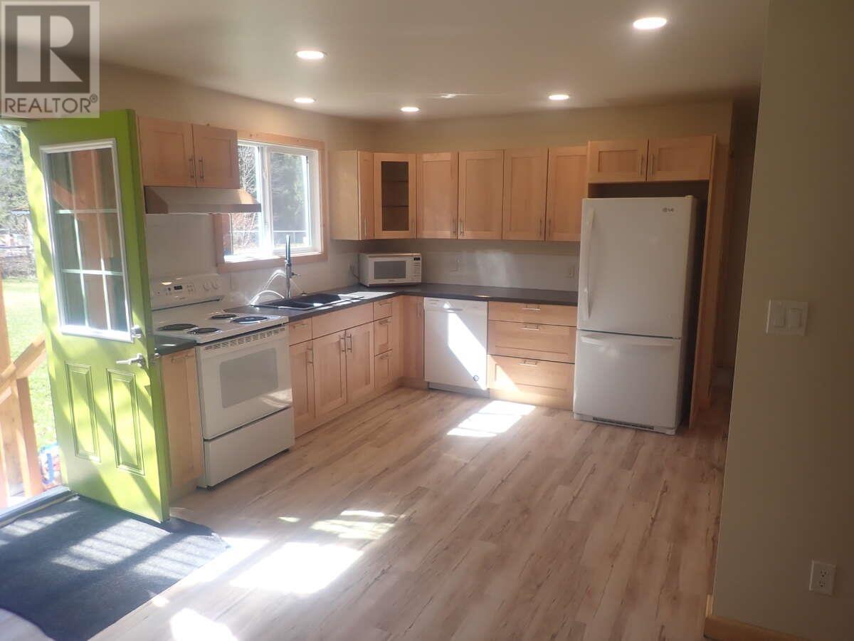 5111 MEDEEK AVENUE Terrace Photo 3