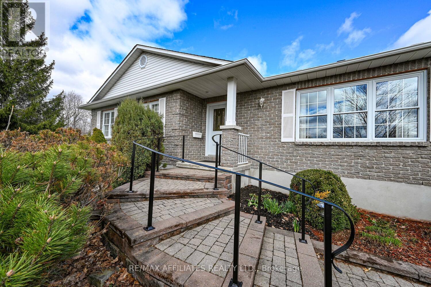 10 Tudor Circle, Rideau Lakes, Ontario  K0G 1L0 - Photo 4 - X12100360