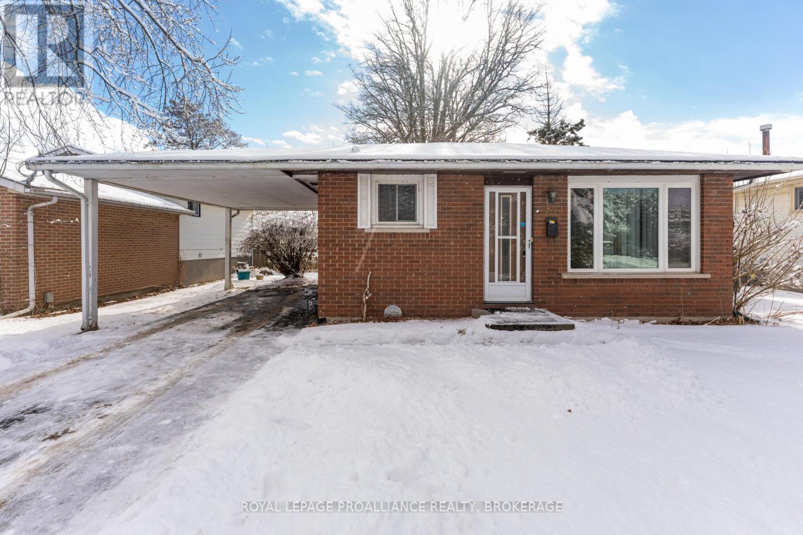 152 Calderwood Drive, Kingston, Ontario  K7M 6M3 - Photo 2 - X12125707