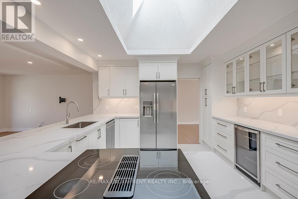 2063 Glenforest Crescent, Oakville, Ontario  L6J 2G5 - Photo 17 - W12125592