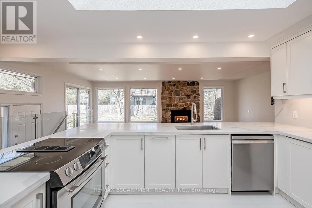 2063 Glenforest Crescent, Oakville, Ontario  L6J 2G5 - Photo 19 - W12125592