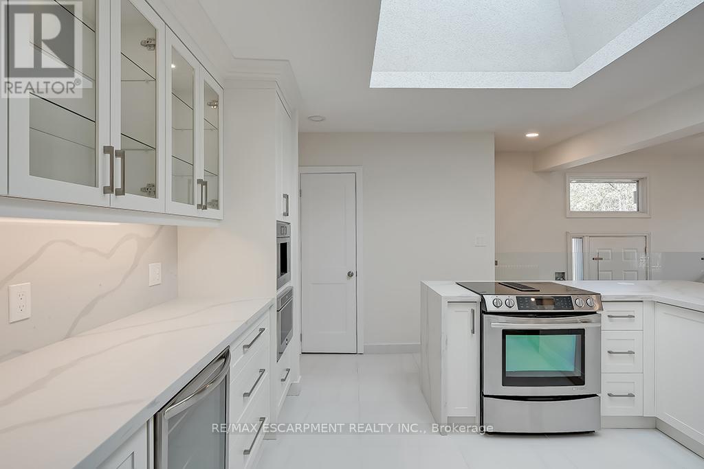 2063 Glenforest Crescent, Oakville, Ontario  L6J 2G5 - Photo 21 - W12125592