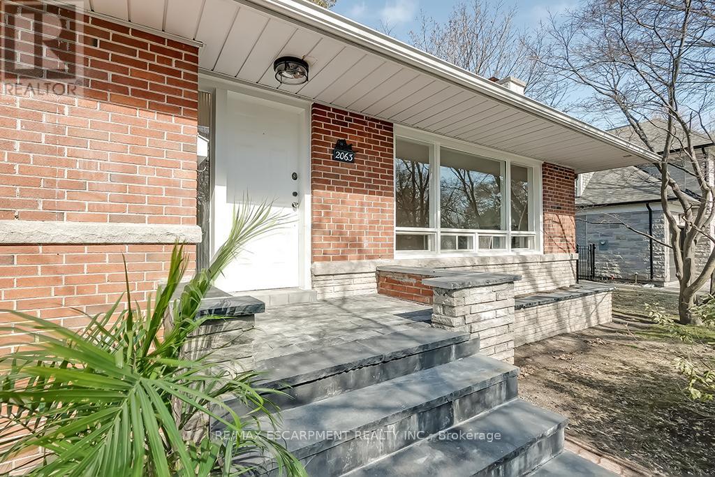 2063 Glenforest Crescent, Oakville, Ontario  L6J 2G5 - Photo 3 - W12125592