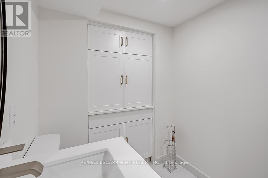 2063 Glenforest Crescent, Oakville, Ontario  L6J 2G5 - Photo 30 - W12125592