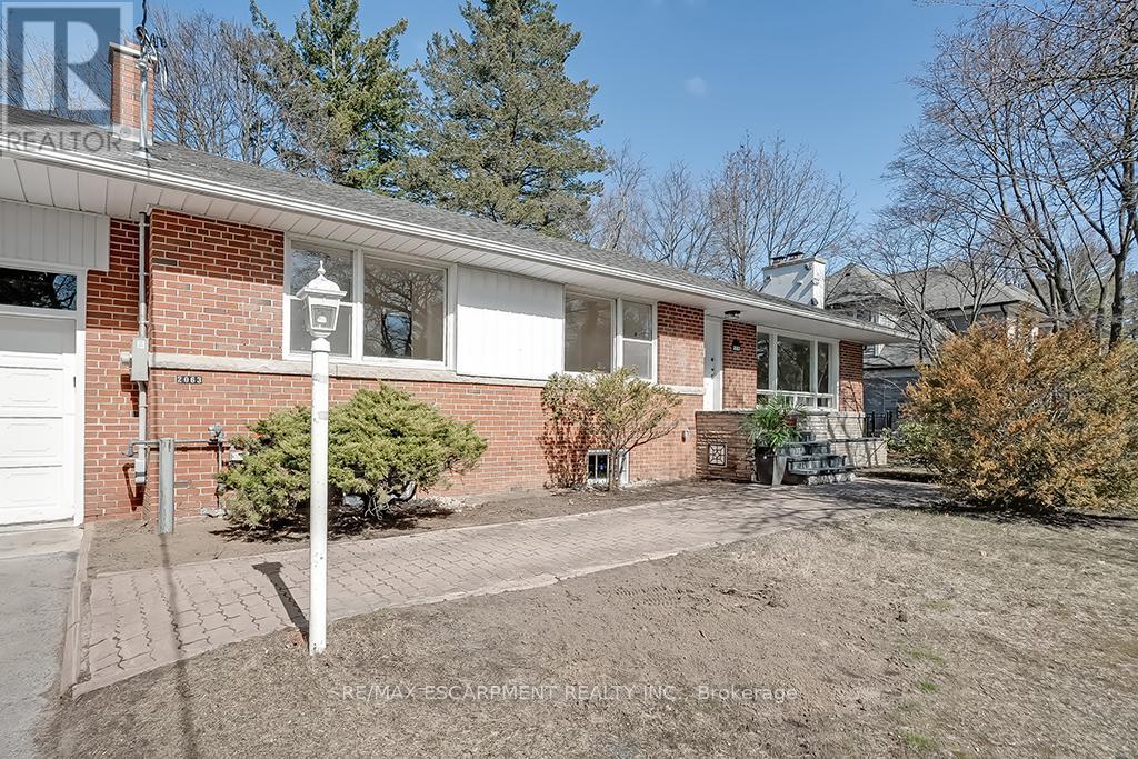 2063 Glenforest Crescent, Oakville, Ontario  L6J 2G5 - Photo 4 - W12125592